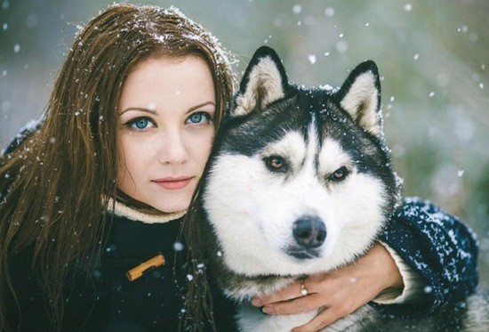 девушка и собака хаски фото