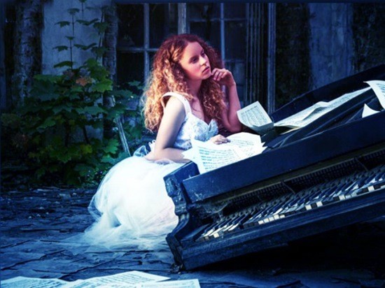 девушка играет на фортепино при луне