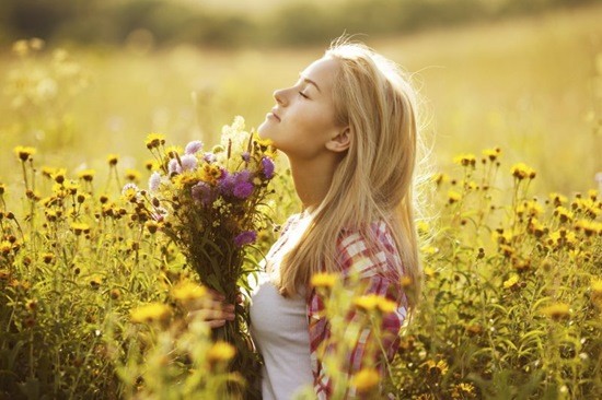 девушка собирает цветы летом