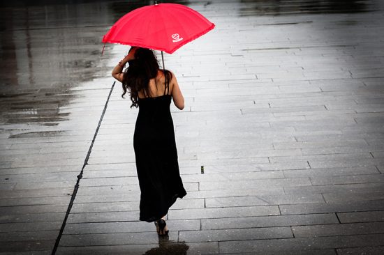 девушка с красным зонтом